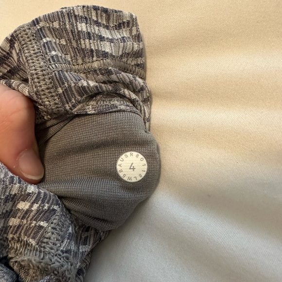 LULULEMON LEGGINGS - SIZE 4 - Picture 4 of 9